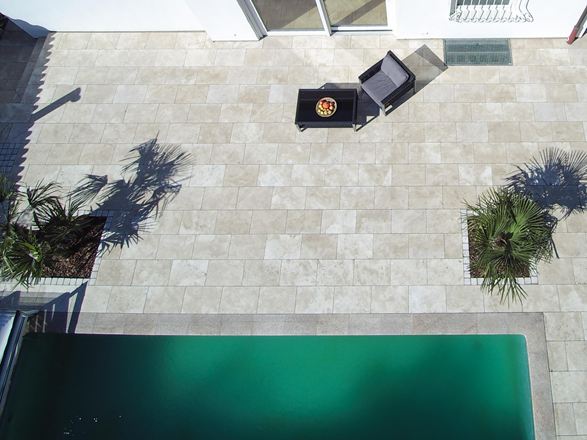 vue de en haut: travertin Medium Line, piscine, meubles et verdure