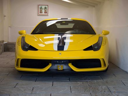 Un garage et une Ferrari jaune sur un sol en grès