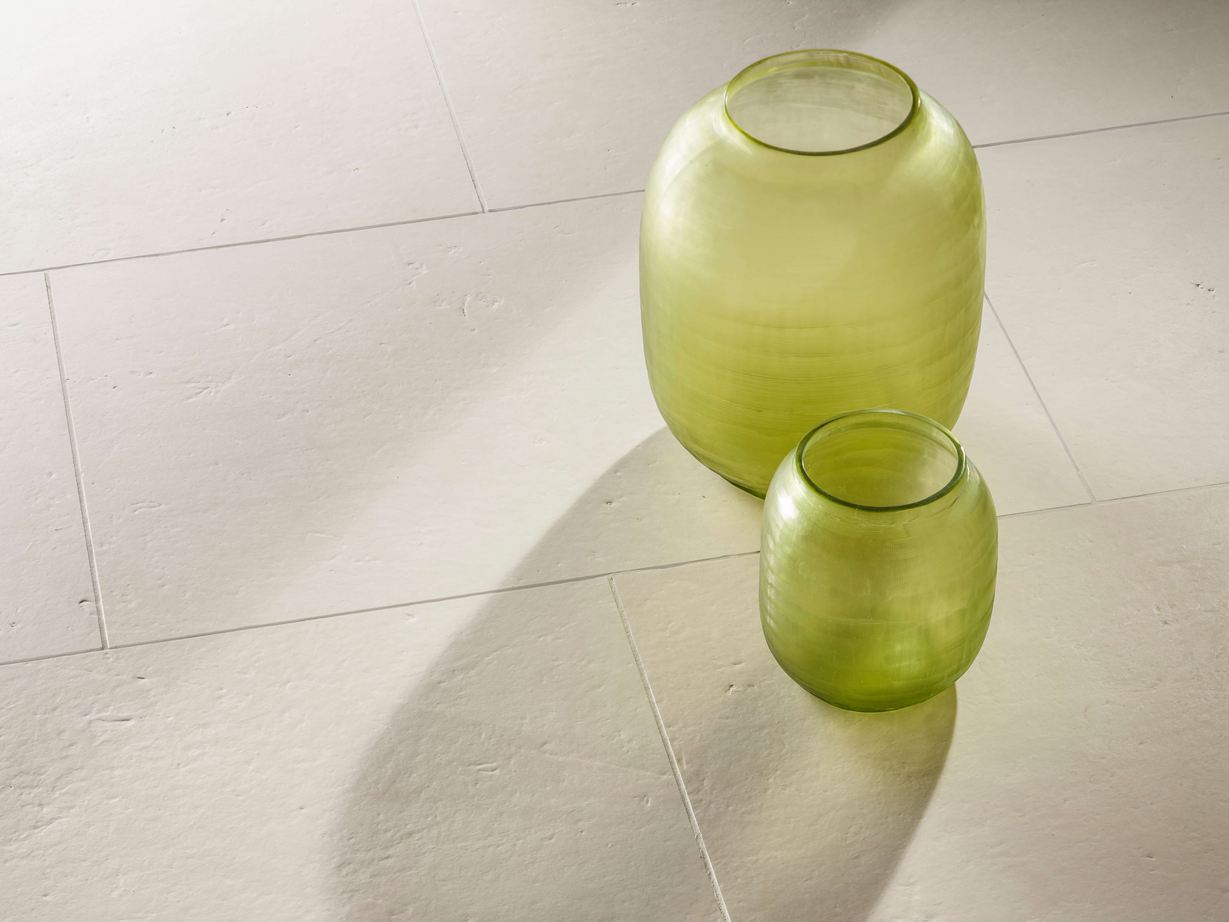 Carreaux de calcaire Miros, brossé, avec deux vases verts