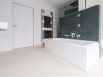 Salle de bain avec baignoire et carrelage en calcaire brossé
