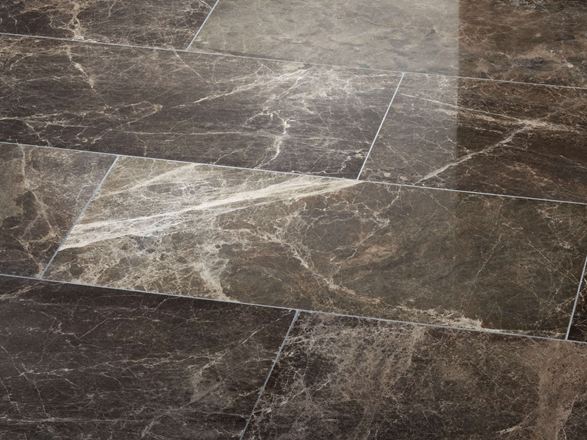 Marmor-Fliesen Emperador Dark seitlicher Winkel