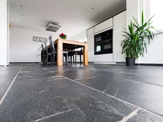 Froschperspektive auf Schieferboden Black Rustic