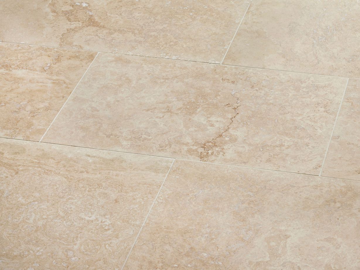 Les carrelages en travertin Classic Light beige en gros plan