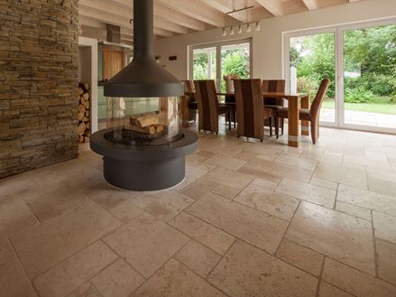 Travertin-Light-Shooting, Wohnzimmer mit Kamin