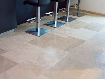 Barhocker auf Travertin Medium Line