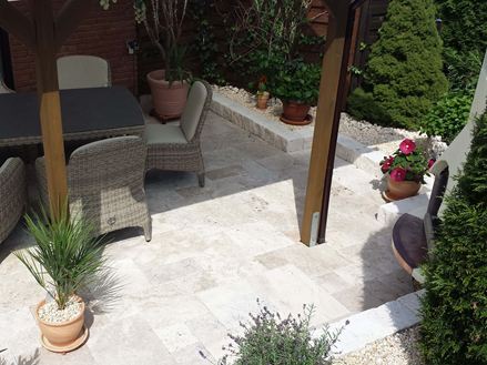 Travertin-Platten Medium, Terrasse mit Sitzgruppe aus Rattan