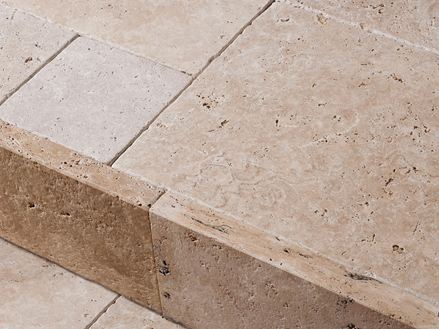 Beige-braune Travertin-Kantensteine Antik mit gebürsteter Oberfläche