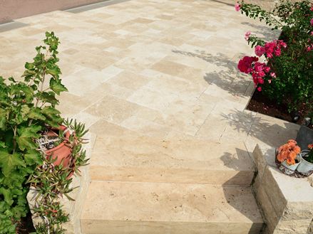 Kundenfoto: Travertin-Platten Medium, getrommelt, römischer Verband, verlegt auf Terrasse, Aufnahme der Treppenstufen mit Blumenbeeten link und rechts