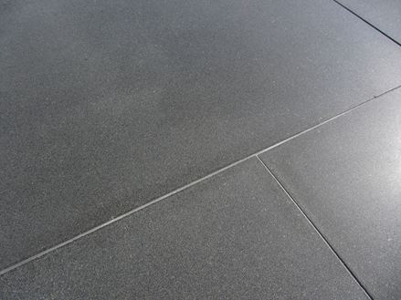Basalt-Fliesen Platin Black seitliche Aufnahme