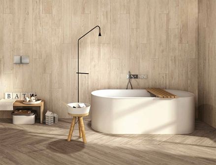 Salle de bains moderne en grès cérame beige sur les murs et le sol