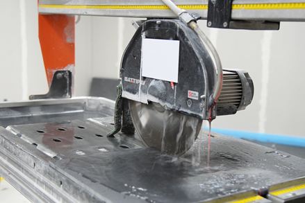 Mit einem Nassschneidetisch gelingt das Schneiden von Naturstein besonders exakt