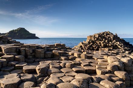 Colonnes de basalte de "Giant's Causeway" par beau temps, avec la mer en arrière-plan