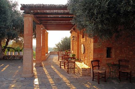 Mediterrane Pergola im Abendlicht